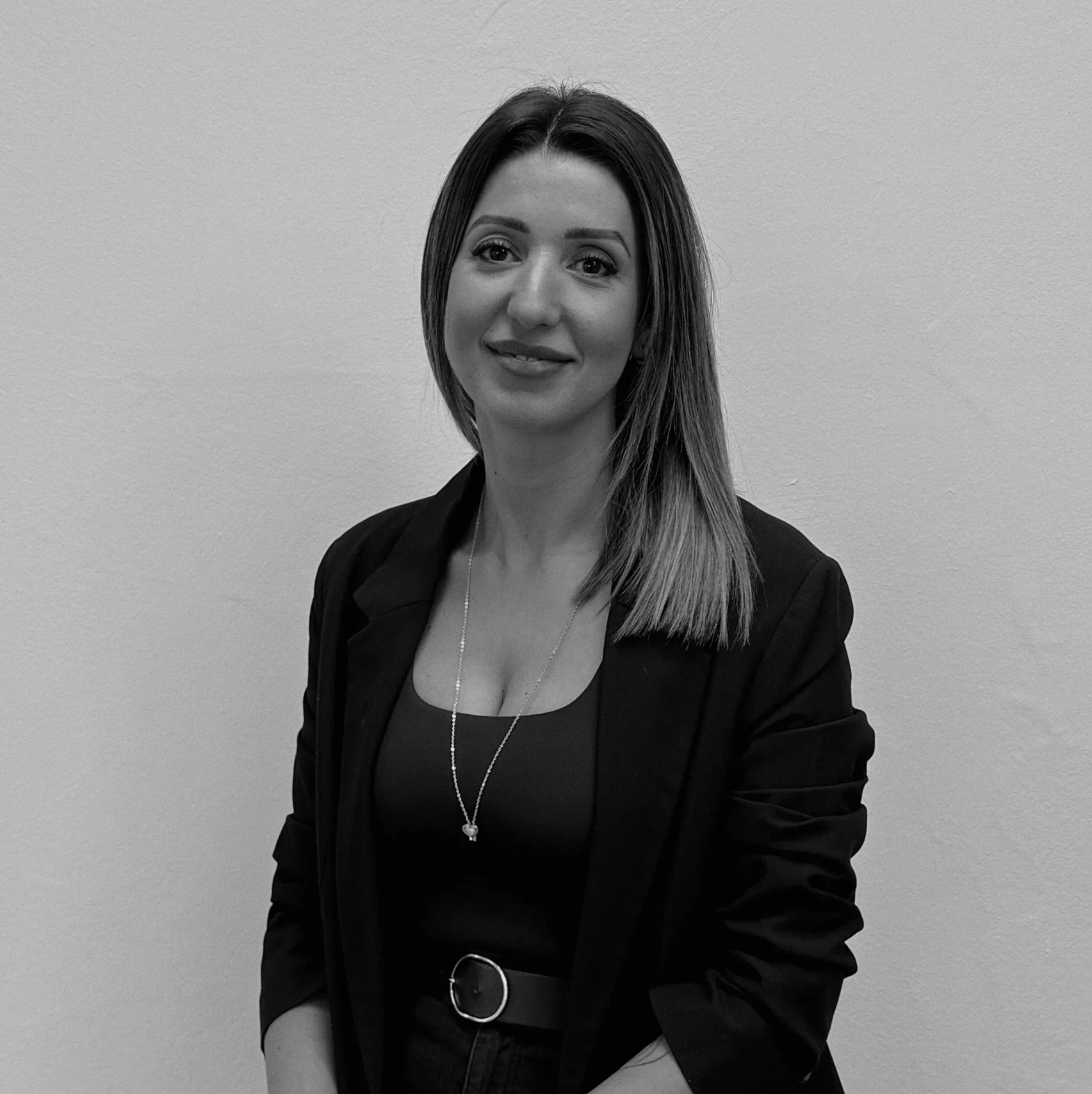 Top-Stylistin Deborah bei Friseur Più Bella – Expertin für lebendige Balayage-Techniken, Blondierungen und individuelle Farbberatung mit italienischem Flair.