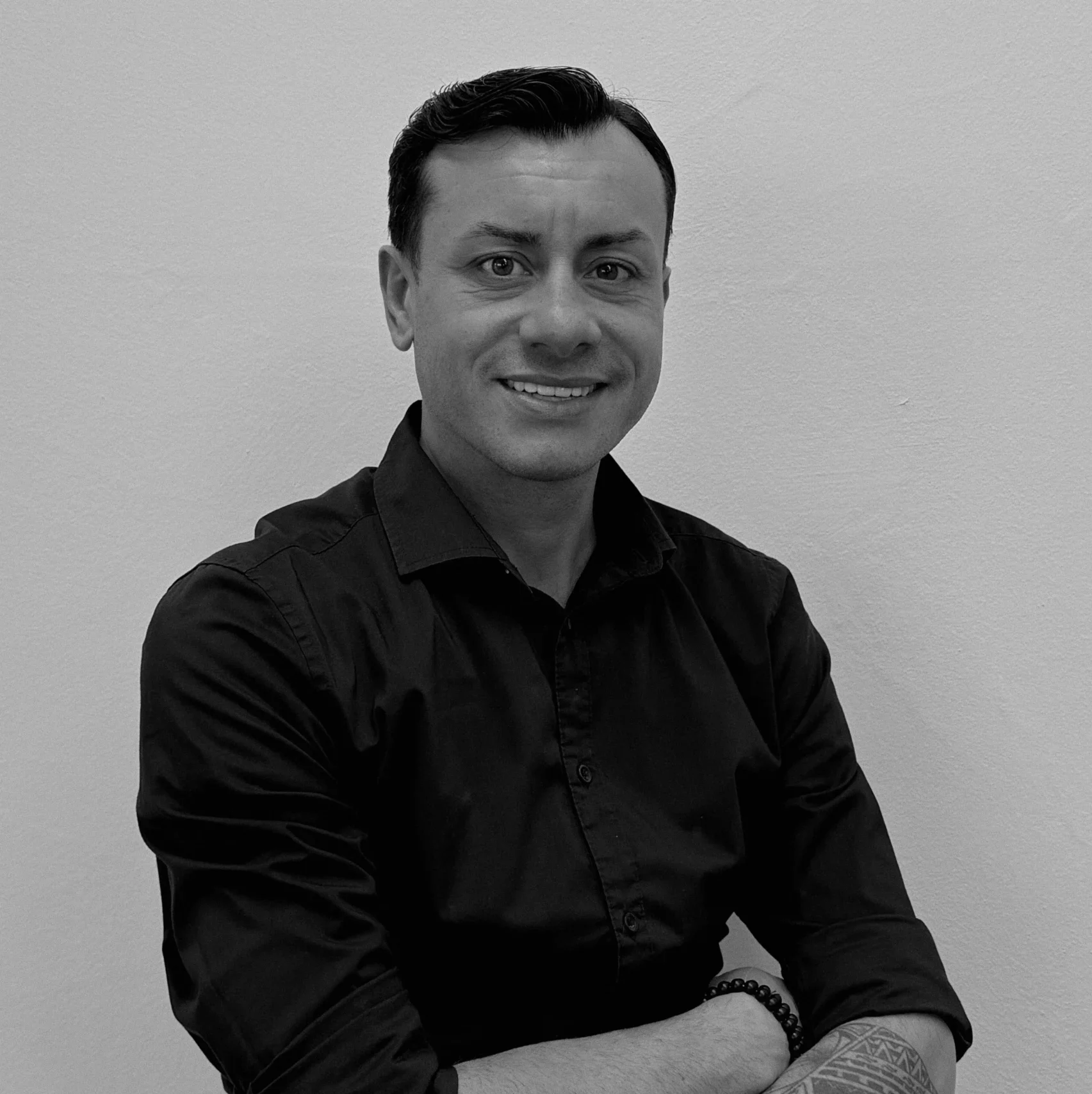 Top-Stylist Luigi Più Bella – Erfahrener Friseur mit über 20 Jahren Expertise in präzisen Haarschnitten und meisterhaftem Handwerk.